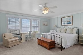 Harolds House 4 Bedroom Home by RedAwning