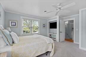 Harolds House 4 Bedroom Home by RedAwning