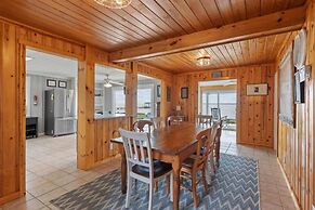 Harolds House 4 Bedroom Home by RedAwning