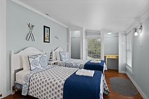 Harolds House 4 Bedroom Home by RedAwning