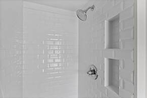 Harolds House 4 Bedroom Home by RedAwning