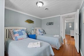 Harolds House 4 Bedroom Home by RedAwning