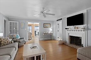 Harolds House 4 Bedroom Home by RedAwning