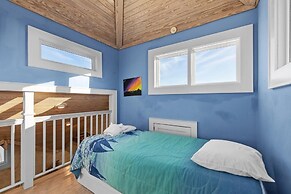 Dolphin Dreams 5 Bedroom Home by RedAwning
