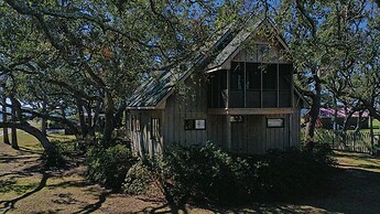 Core Sound Lodge 3 Bedroom Home by RedAwning