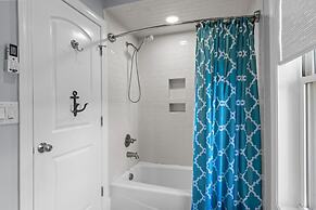 Bridgeview On Broad 1 Bedroom Home by RedAwning