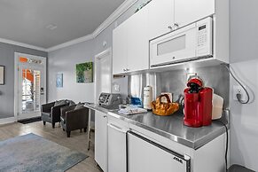 Bridgeview On Broad 1 Bedroom Home by RedAwning