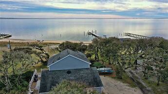 Whispering Oaks 3 Bedroom Home by RedAwning