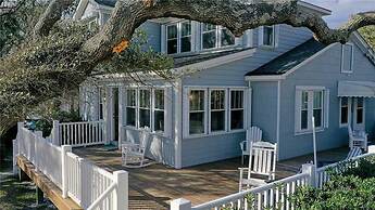 Whispering Oaks 3 Bedroom Home by RedAwning