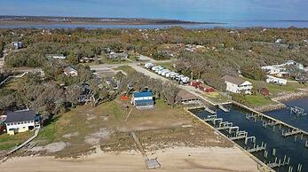 Whispering Oaks 3 Bedroom Home by RedAwning