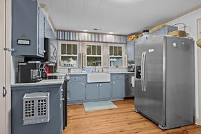 Whispering Oaks 3 Bedroom Home by RedAwning