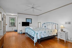 Whispering Oaks 3 Bedroom Home by RedAwning