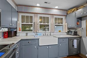 Whispering Oaks 3 Bedroom Home by RedAwning