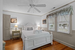 Whispering Oaks 3 Bedroom Home by RedAwning