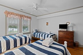 Whispering Oaks 3 Bedroom Home by RedAwning