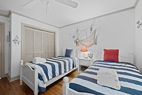 Whispering Oaks 3 Bedroom Home by RedAwning