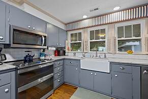 Whispering Oaks 3 Bedroom Home by RedAwning