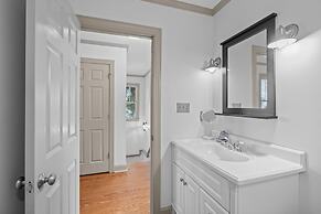 Whispering Oaks 3 Bedroom Home by RedAwning