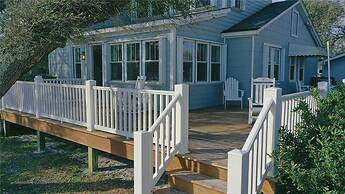 Whispering Oaks 3 Bedroom Home by RedAwning