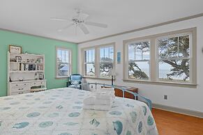 Whispering Oaks 3 Bedroom Home by RedAwning