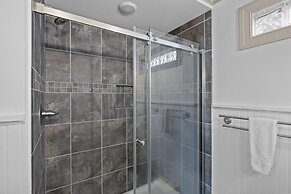 Whispering Oaks 3 Bedroom Home by RedAwning