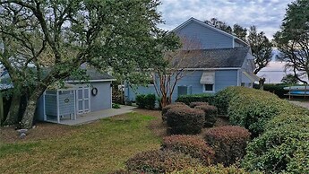 Whispering Oaks 3 Bedroom Home by RedAwning