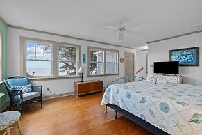 Whispering Oaks 3 Bedroom Home by RedAwning