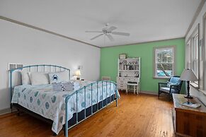 Whispering Oaks 3 Bedroom Home by RedAwning