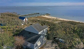 Whispering Oaks 3 Bedroom Home by RedAwning