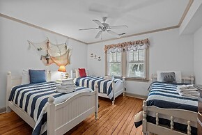 Whispering Oaks 3 Bedroom Home by RedAwning