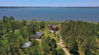 Nautical Getaway 3 Bedroom Home by RedAwning