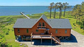 Nautical Getaway 3 Bedroom Home by RedAwning