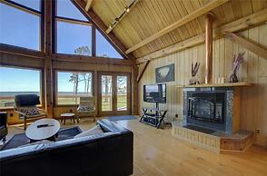 Nautical Getaway 3 Bedroom Home by RedAwning