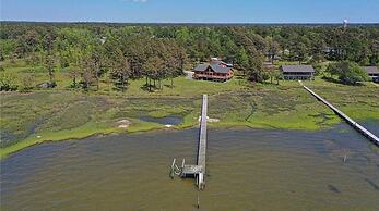 Nautical Getaway 3 Bedroom Home by RedAwning