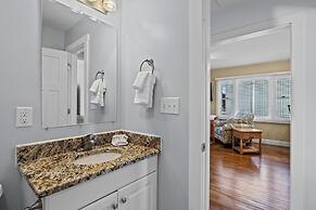 Mi Faro 2 Bedroom Duplex by RedAwning