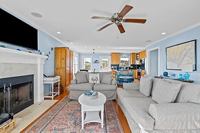 Downeast Retreat 4 Bedroom Home by RedAwning