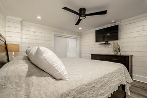 Oceans 6 4 Bedroom Condo by RedAwning