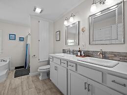 Sea La Vie 3 Bedroom Home by RedAwning