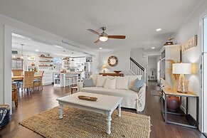 Sea La Vie 3 Bedroom Home by RedAwning