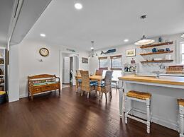 Sea La Vie 3 Bedroom Home by RedAwning