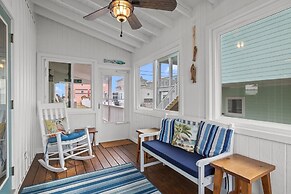 Sea La Vie 3 Bedroom Home by RedAwning