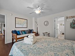 Sea La Vie 3 Bedroom Home by RedAwning