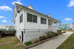 Sea La Vie 3 Bedroom Home by RedAwning