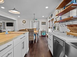 Sea La Vie 3 Bedroom Home by RedAwning