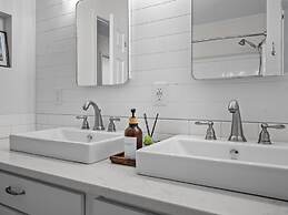 Sea La Vie 3 Bedroom Home by RedAwning