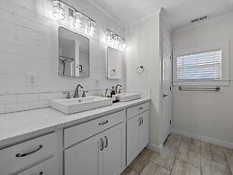 Sea La Vie 3 Bedroom Home by RedAwning