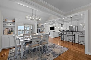 Creek Watch 4 Bedroom Home by RedAwning