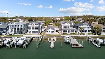 Creek Watch 4 Bedroom Home by RedAwning