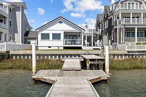 Creek Watch 4 Bedroom Home by RedAwning