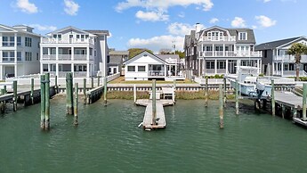 Creek Watch 4 Bedroom Home by RedAwning